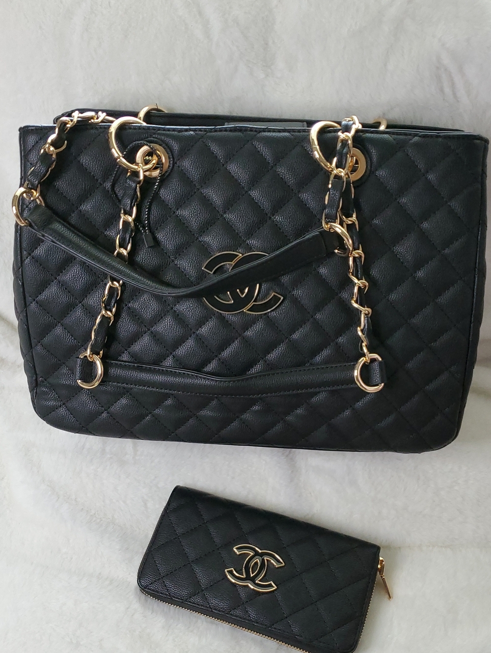 💗💠FASHION INPIR@D LUXURY  Black Quilted  Shoulder Tote with Gold Chain Trim
